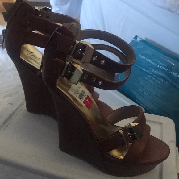 Shoes - Picture 3 of 4